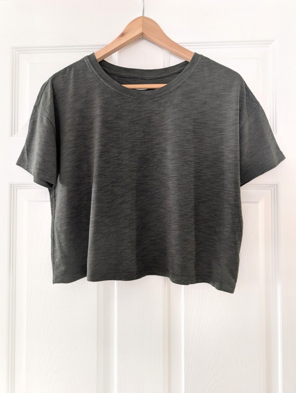 Old Navy cropped T shirt dark green size small